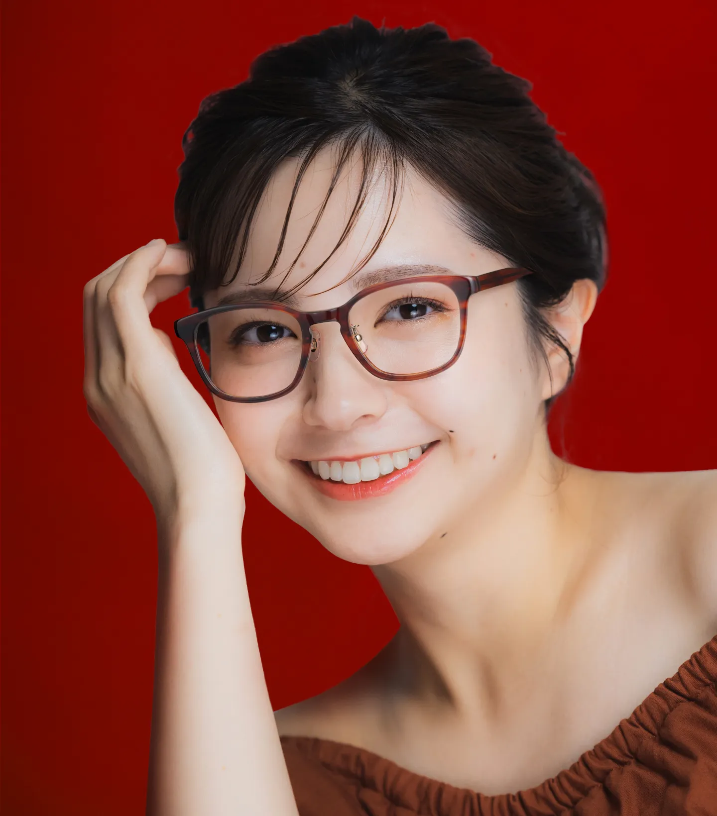 メガネをかけて微笑む女性