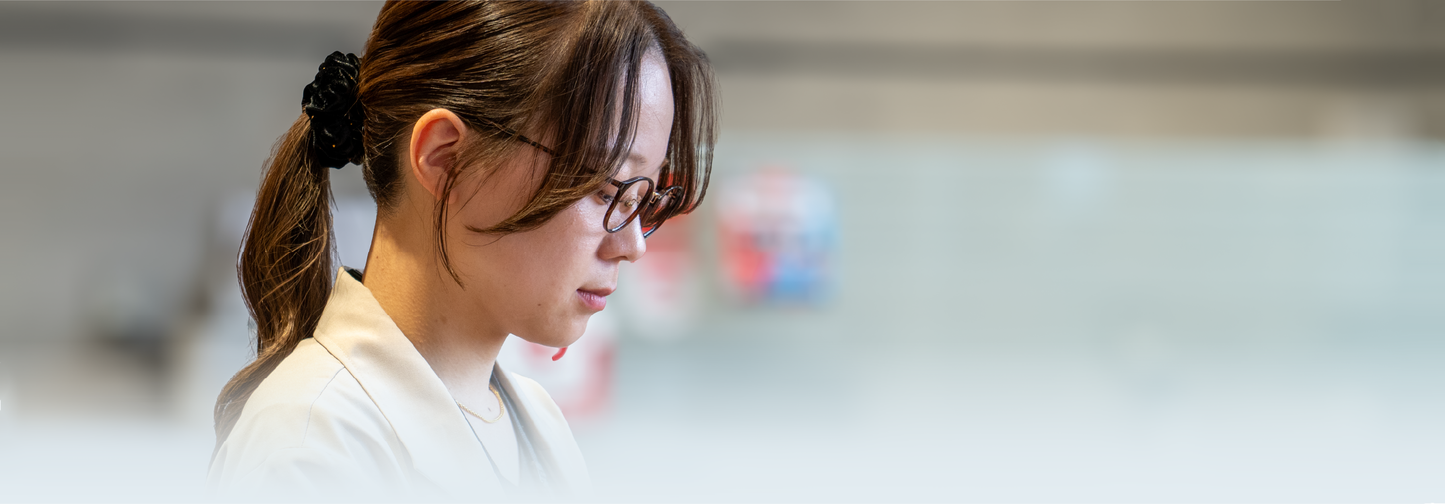 メガネの愛眼：先輩社員が明かす、調整技術の奥深さ。感覚と思われたその技には、確かな法則がありました。