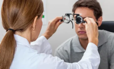 老眼の症状を知ろう。早めに視力を測定して適切な矯正を