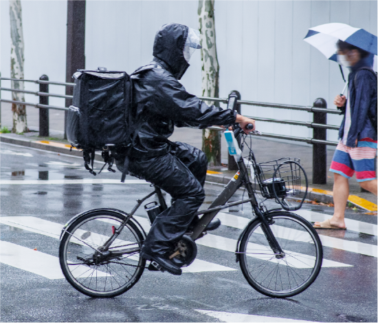 愛眼の鬼撥水レンズは雨天の水滴を撥水します。