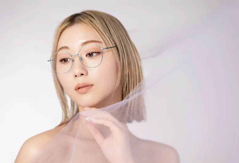 小顔で魅せる、シャープな印象のモデル